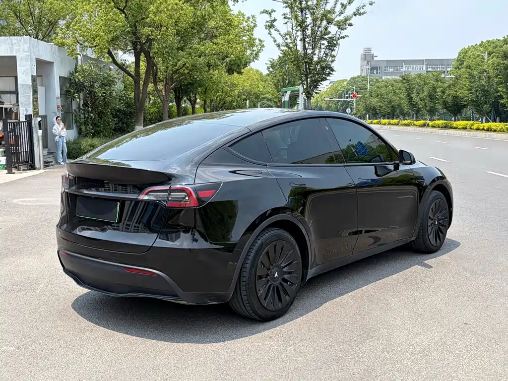 Tesla Model Y 2023 — фото 8