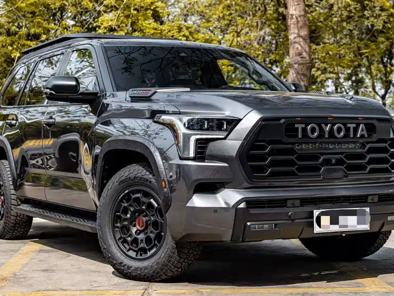 Toyota Sequoia — фото 2