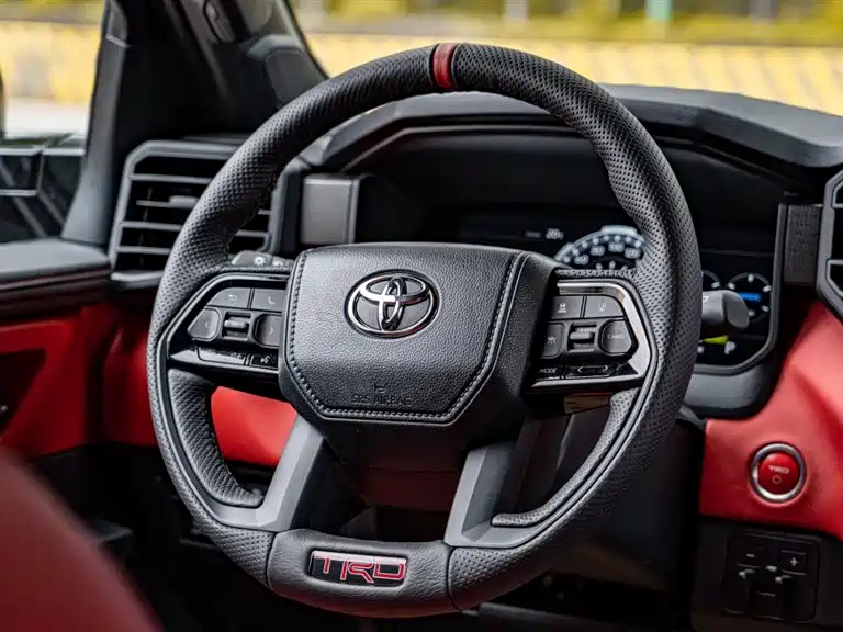 Toyota Sequoia — фото 14