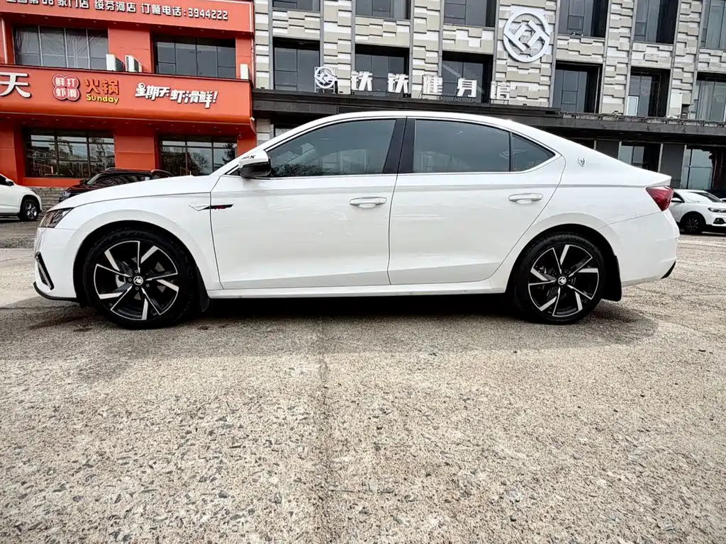 Skoda Octavia 2022 — фото 8
