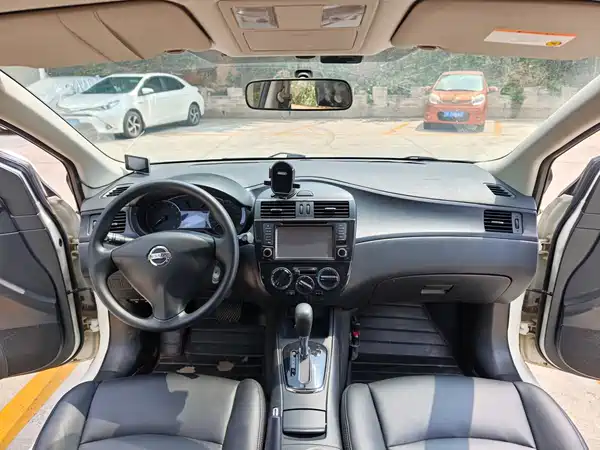 Nissan Tiida 2015