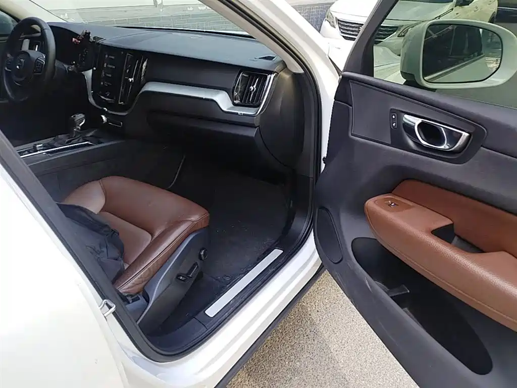 Volvo XC60 2020 — фото 11