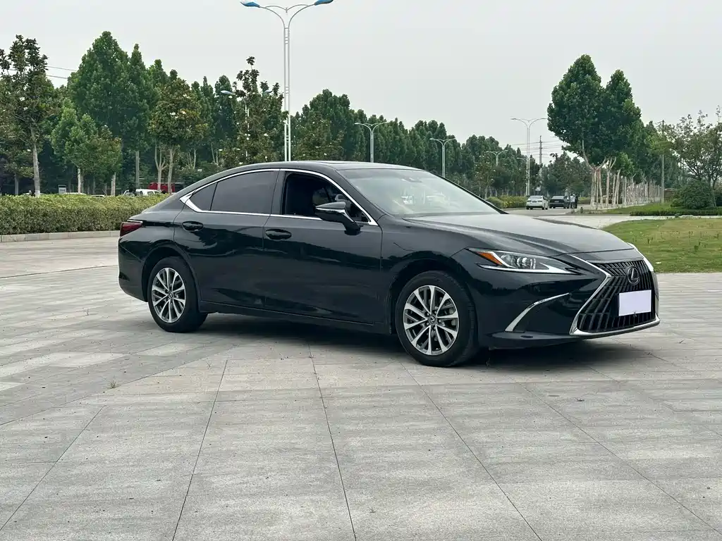 Lexus ES 2024