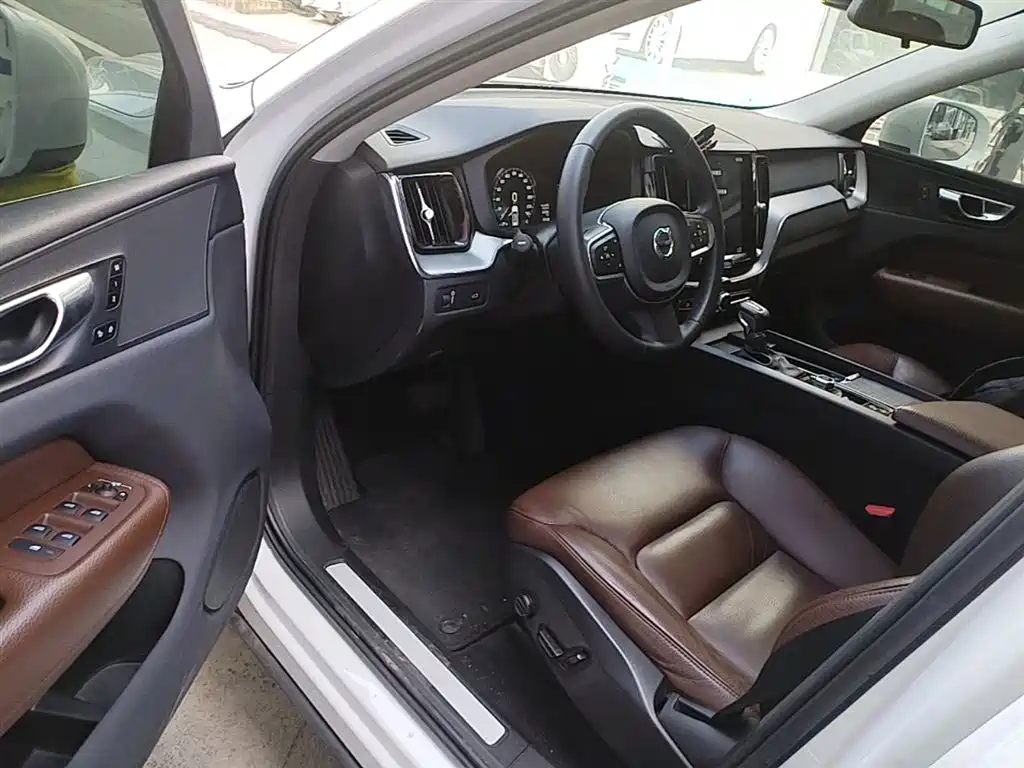 Volvo XC60 2020 — фото 23
