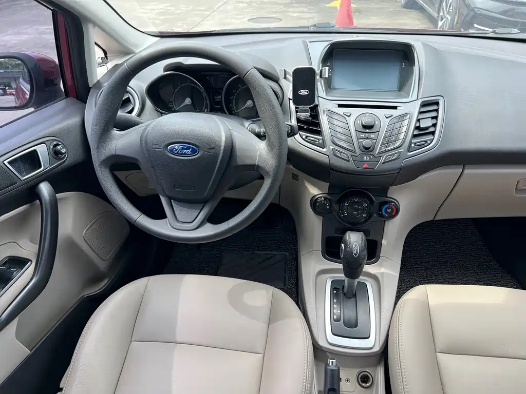 Ford Fiesta 2016 — фото 13