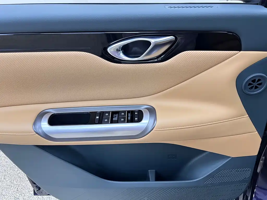 GAC Motor E8 PHEV 2023 — фото 12