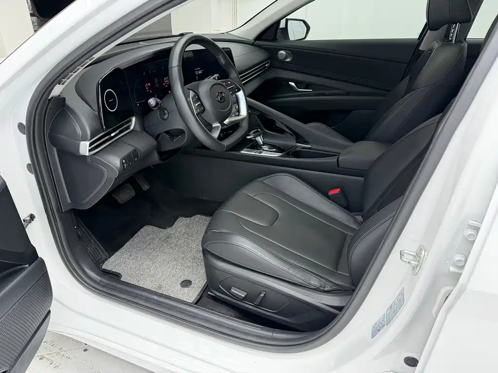 Hyundai Elantra 2023 — фото 12