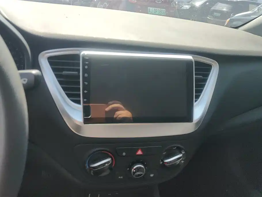 Hyundai Verna 2017 — фото 13