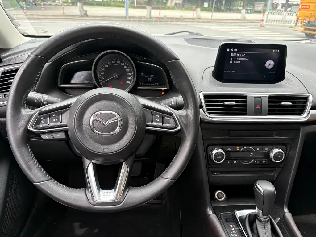 Mazda 3 Axela 2018 — фото 17