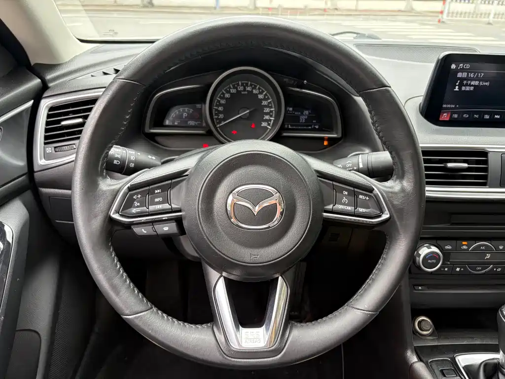 Mazda 3 Axela 2018 — фото 16