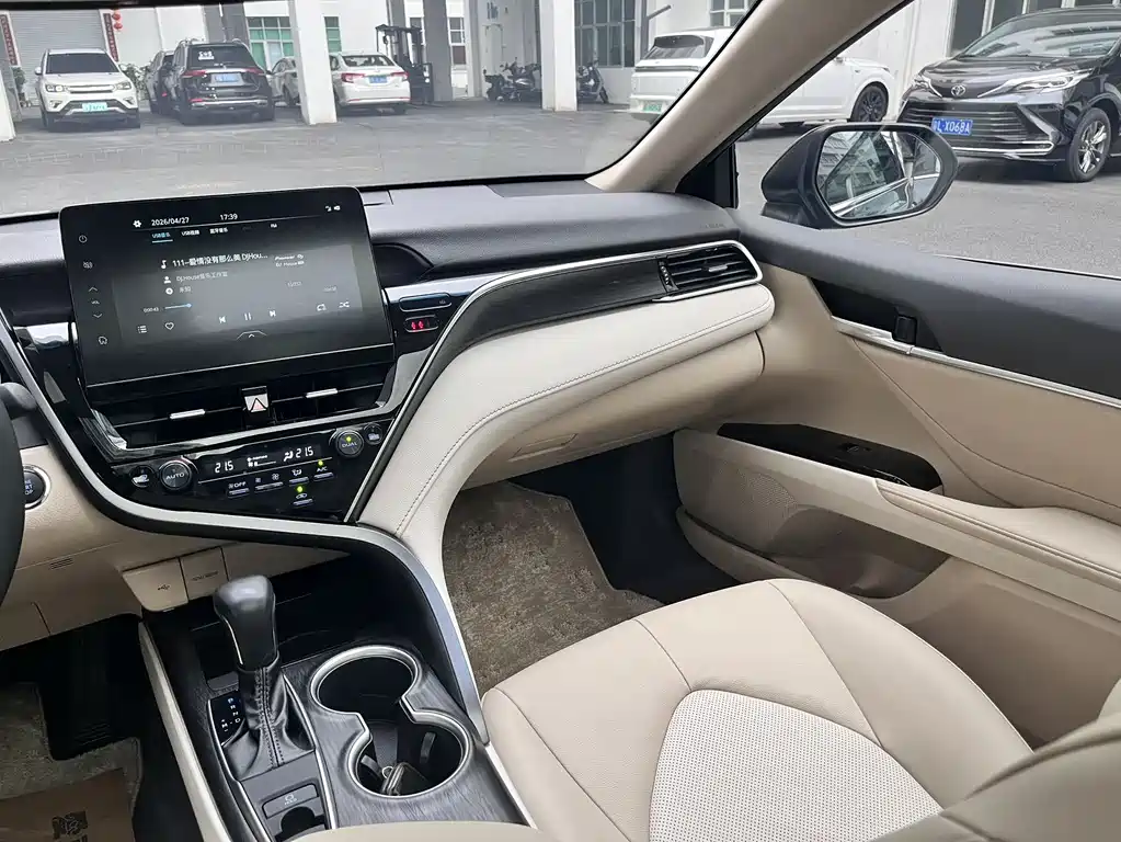 Toyota Camry 2023 — фото 10