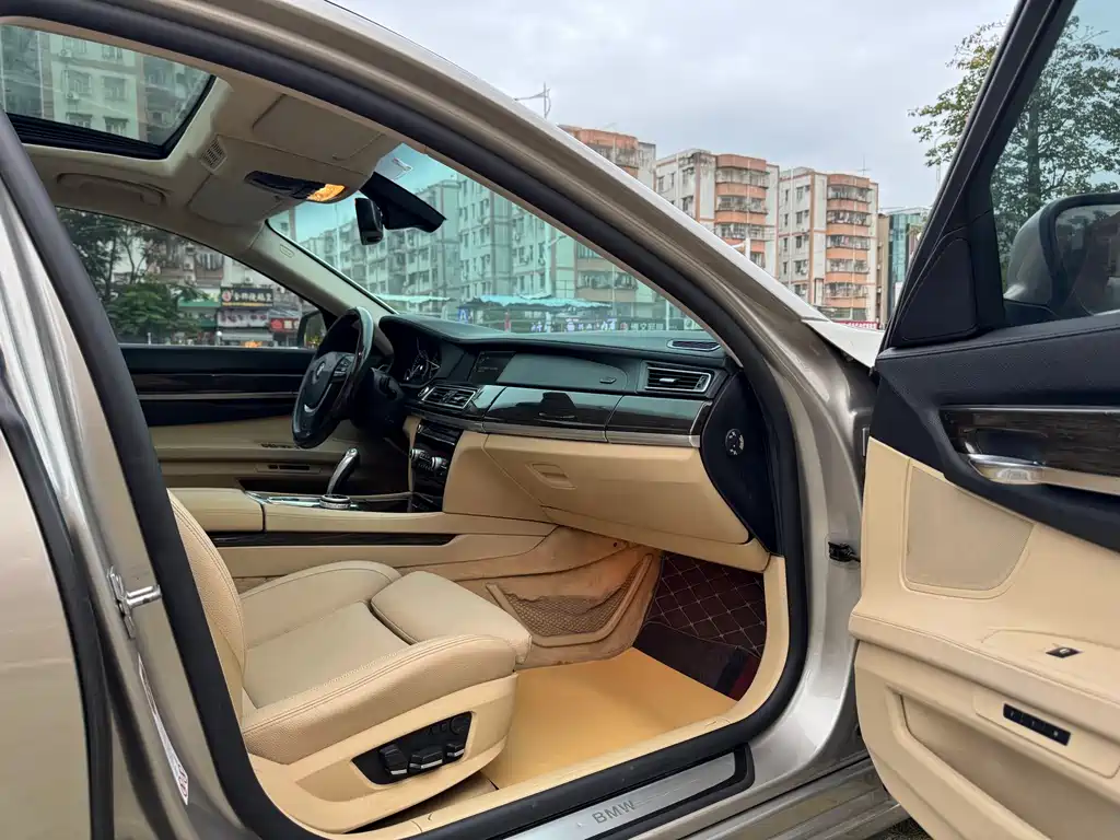 BMW 7 Series 2012 — фото 12