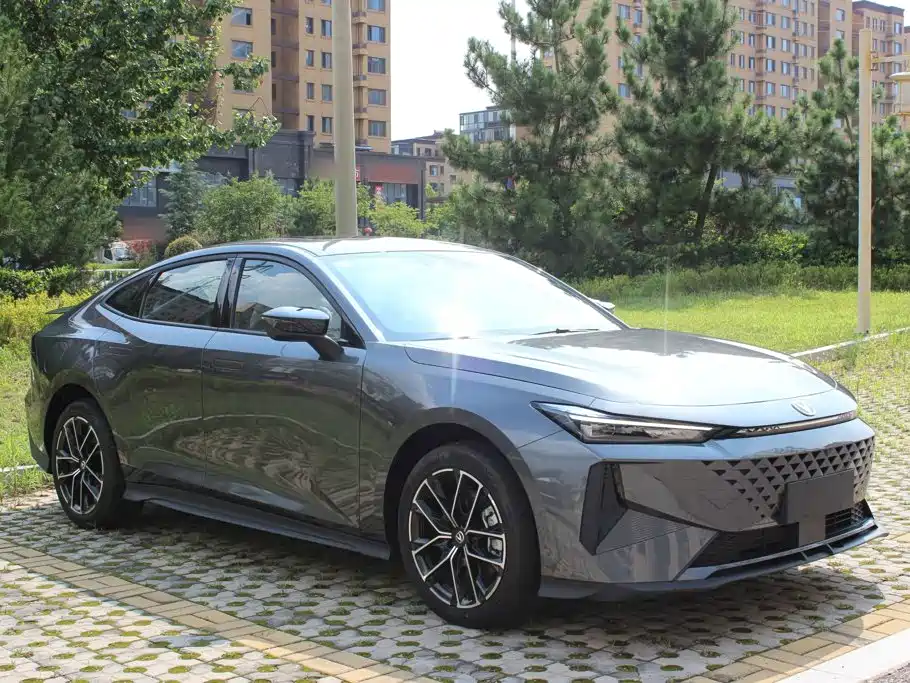 Changan UNI-V Smart Electric Idd 2025 — фото 4