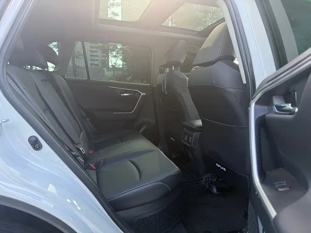 Toyota RAV4 2023 — фото 12