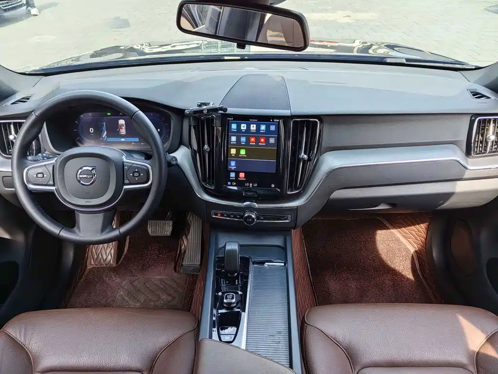 Volvo XC60 2023 — фото 9