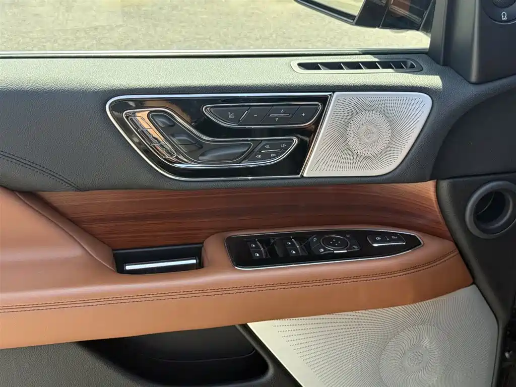 Lincoln Navigator 2020 — фото 16