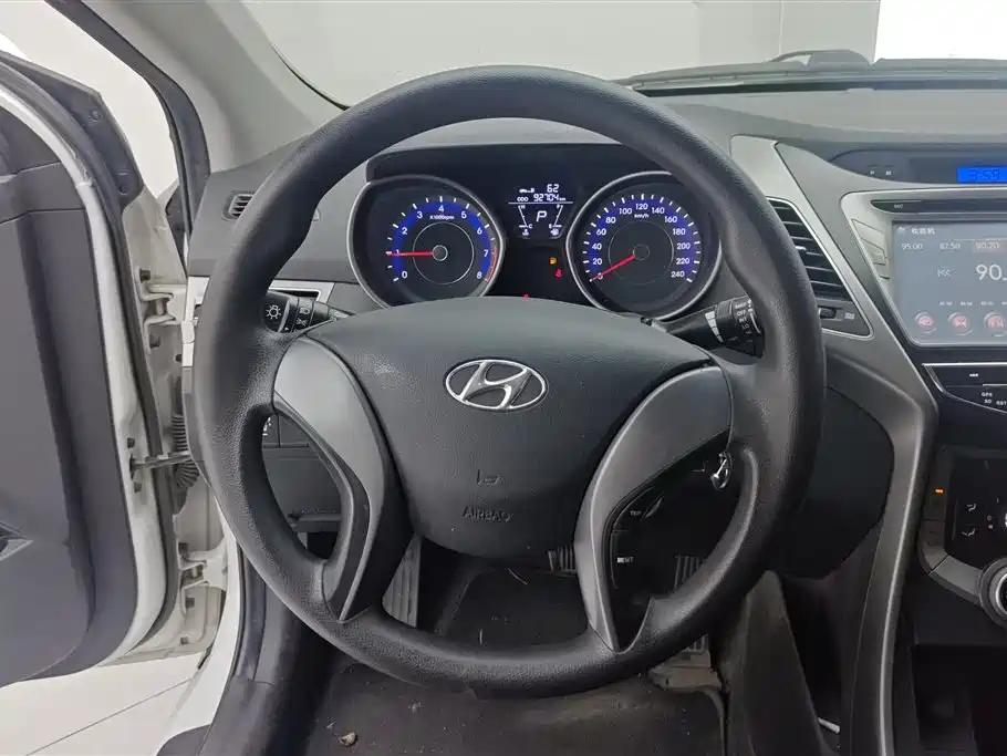 Hyundai Elantra Langdong 2015 — фото 15