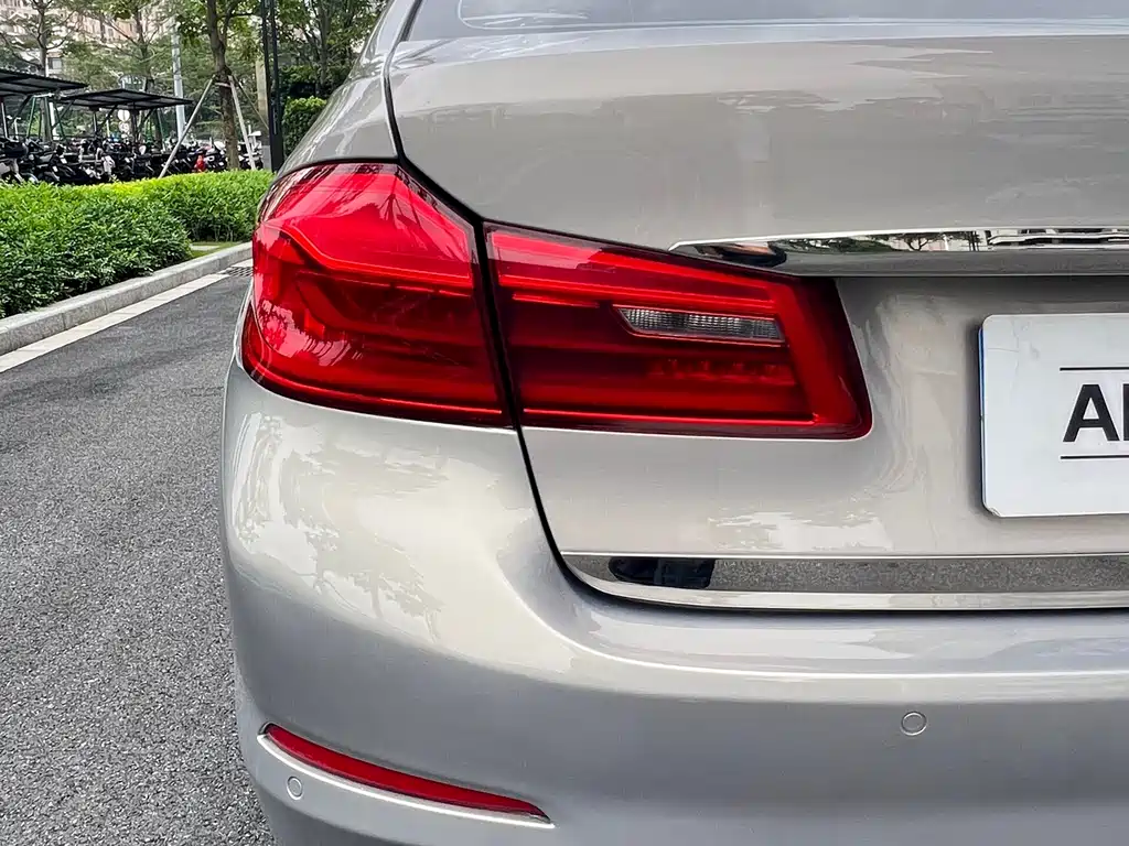 BMW 5 Series 2018 — фото 23