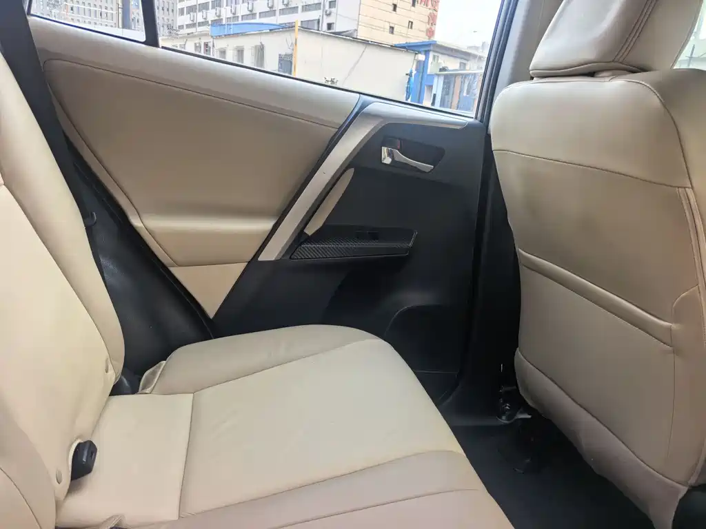 Toyota RAV4 2015 — фото 9