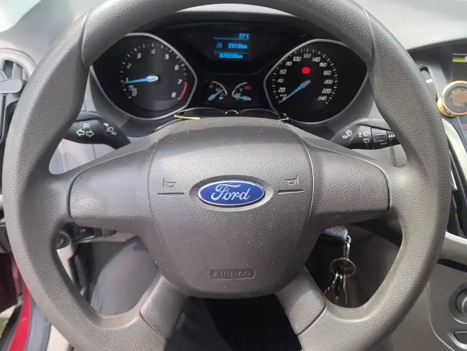 Ford Focus 2015 — фото 15