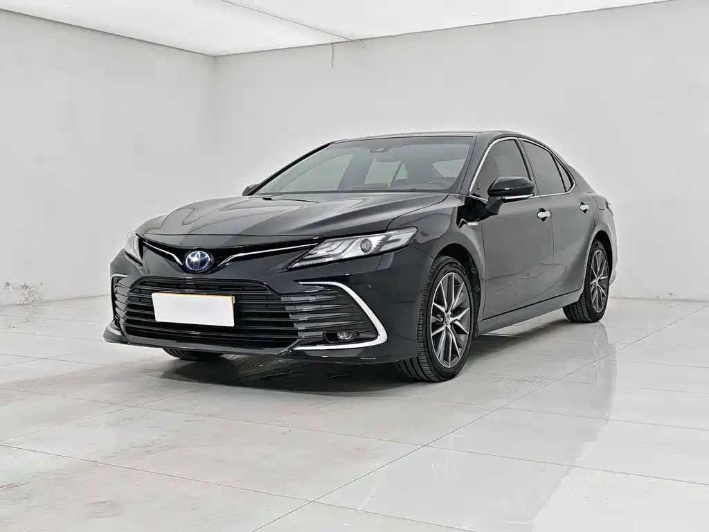 Toyota Camry 2022 — фото 1