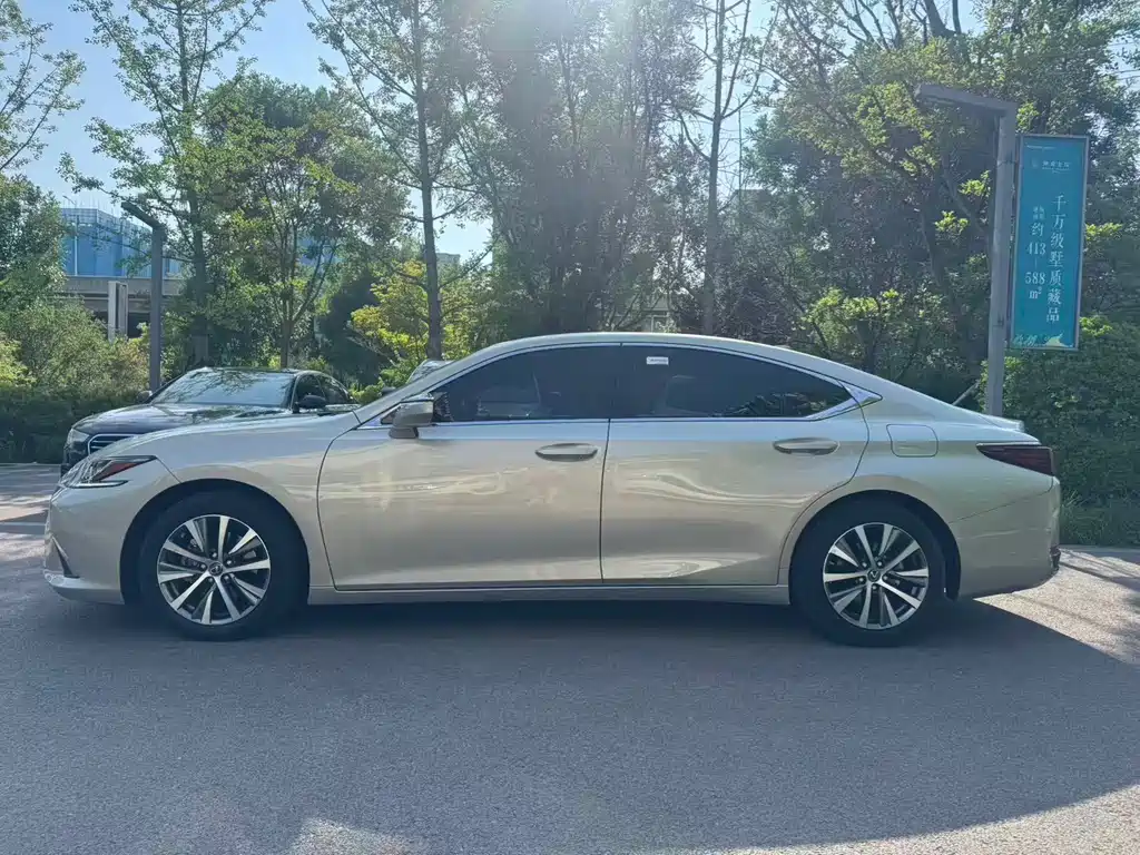 Lexus ES 2019 — фото 17