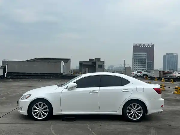 Lexus IS 2010