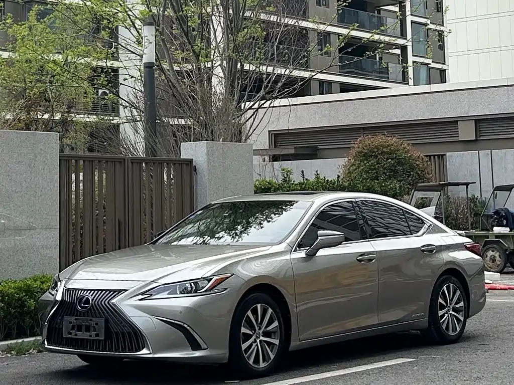 Lexus ES 2019 — фото 1