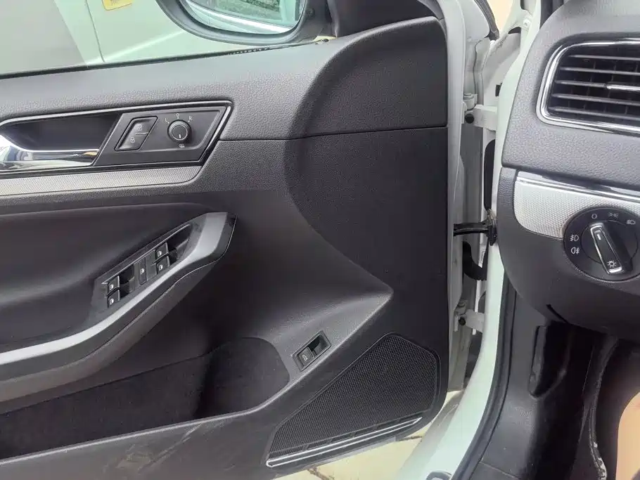 Volkswagen Sagitar 2018