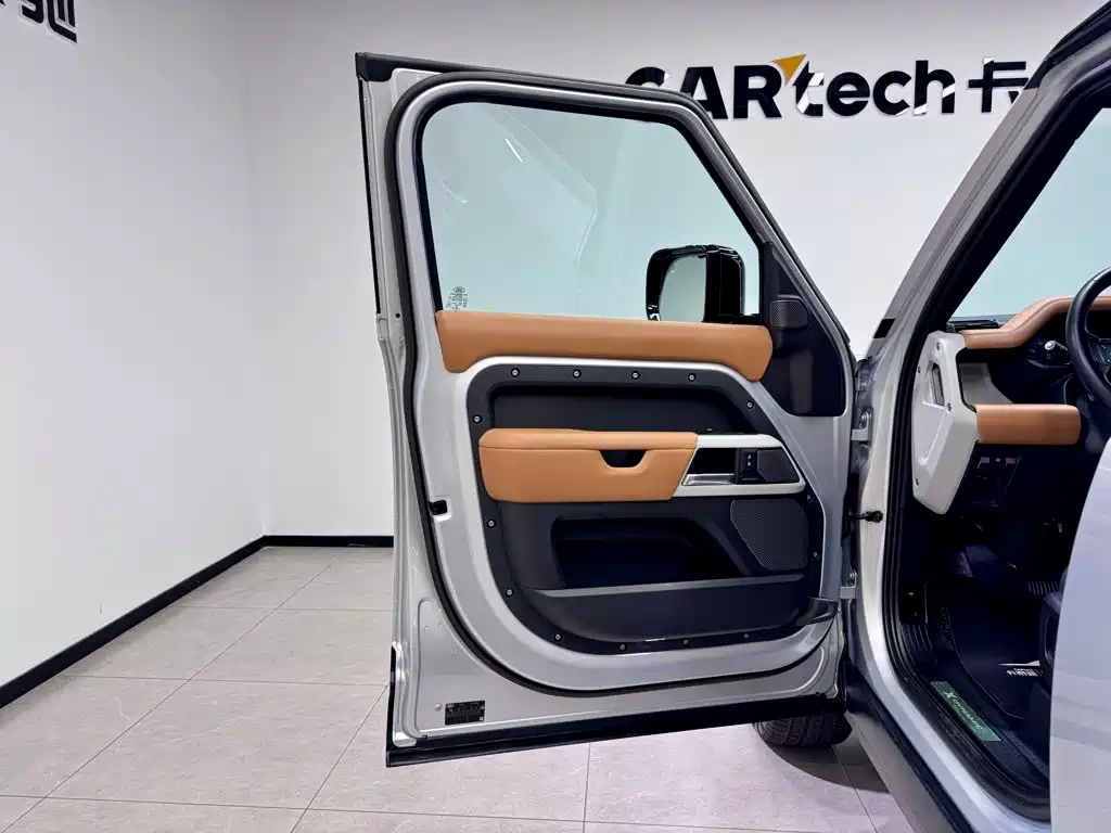 Land Rover Defender 2022 — фото 16