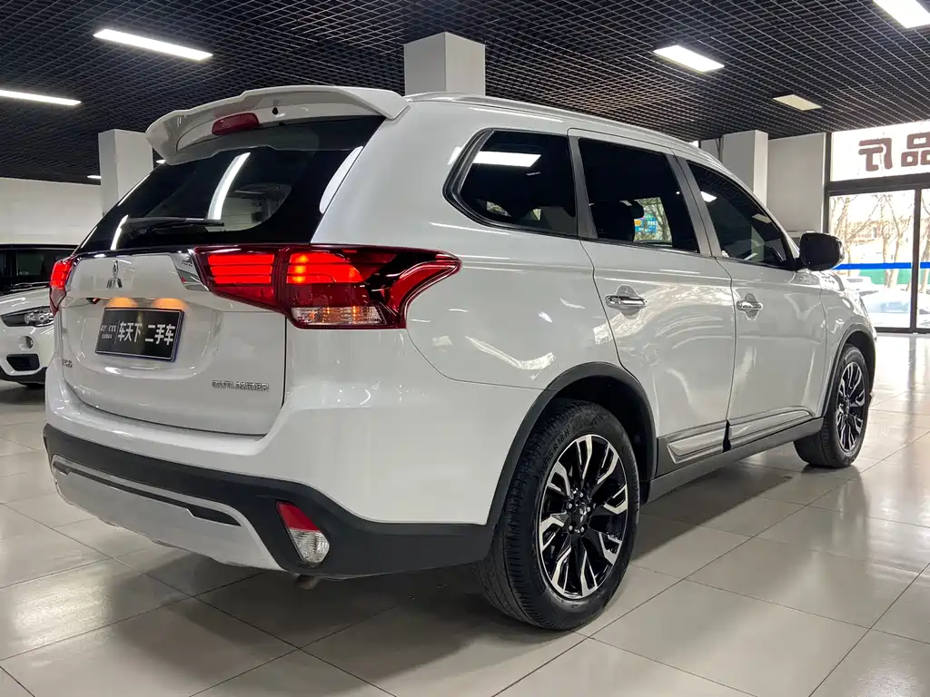 Mitsubishi Outlander 2020 — фото 6
