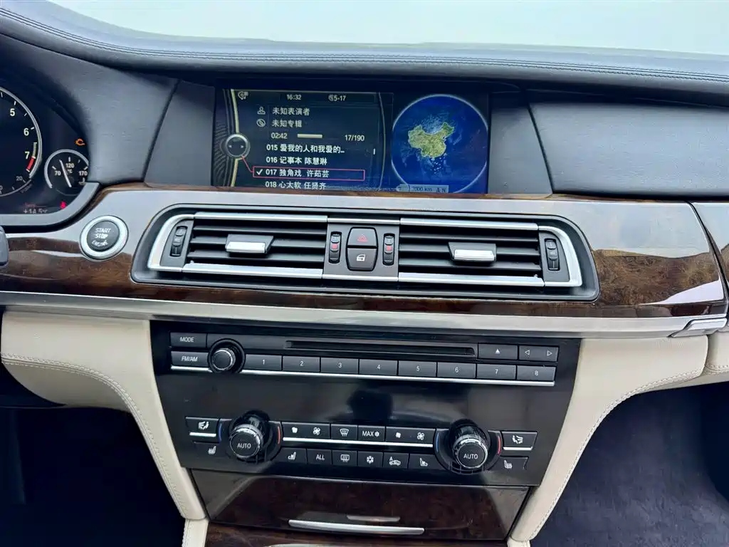 BMW 7 Series 2011 — фото 13
