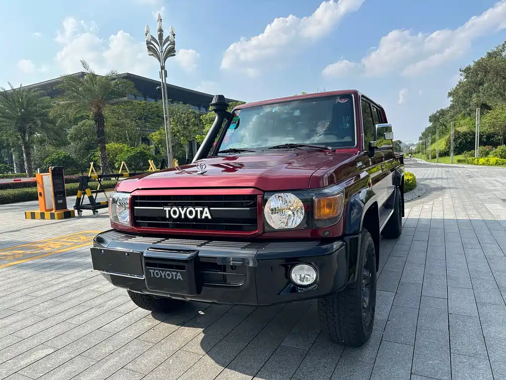 Toyota Land Cruiser 2022 — фото 1