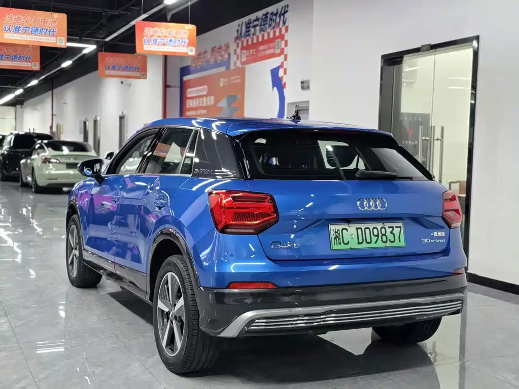 Audi Q2L E-Tron 2020 — фото 11