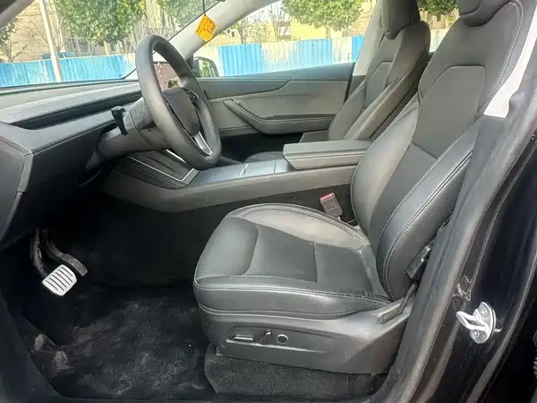 Tesla Model Y 2025