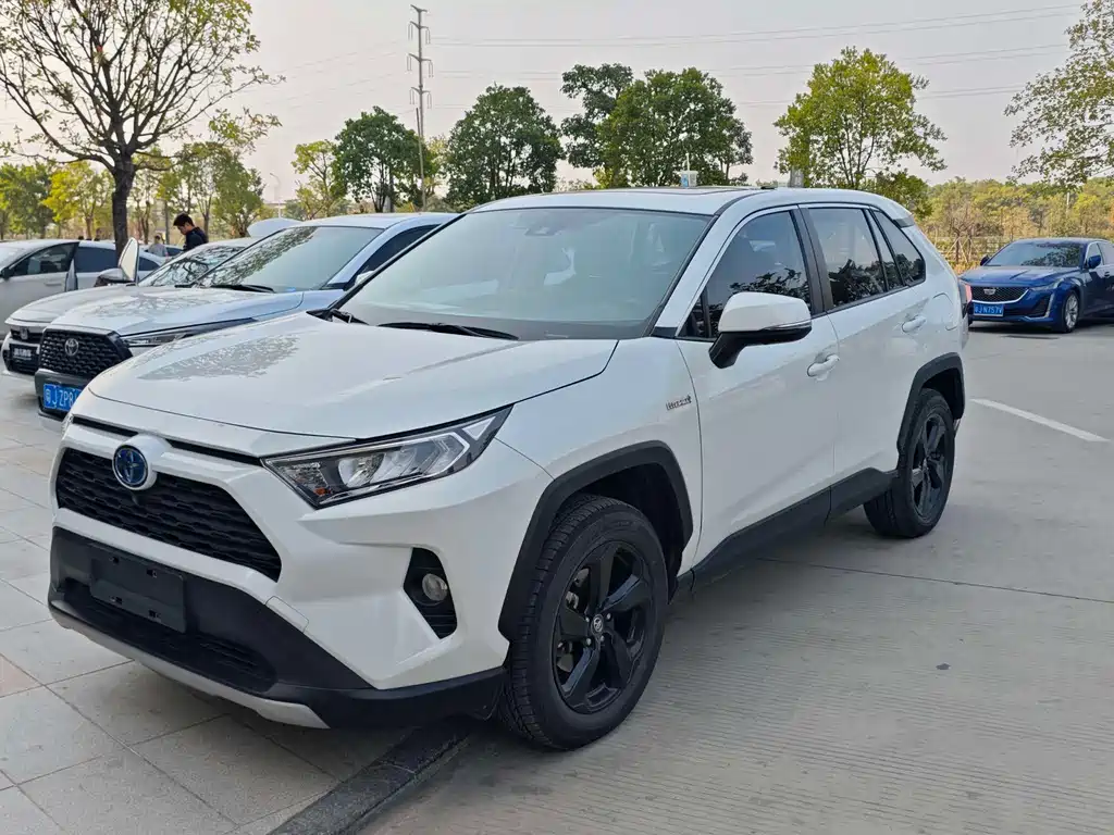 Toyota RAV4 2022 — фото 1