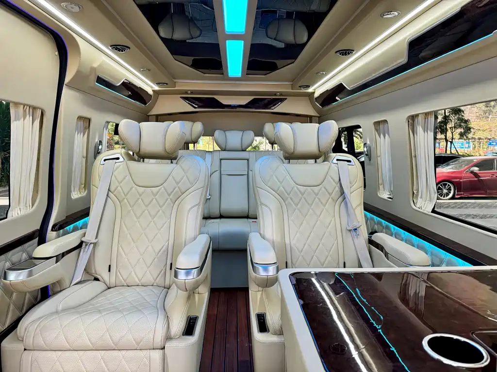 Toyota Hiace 2022 — фото 12