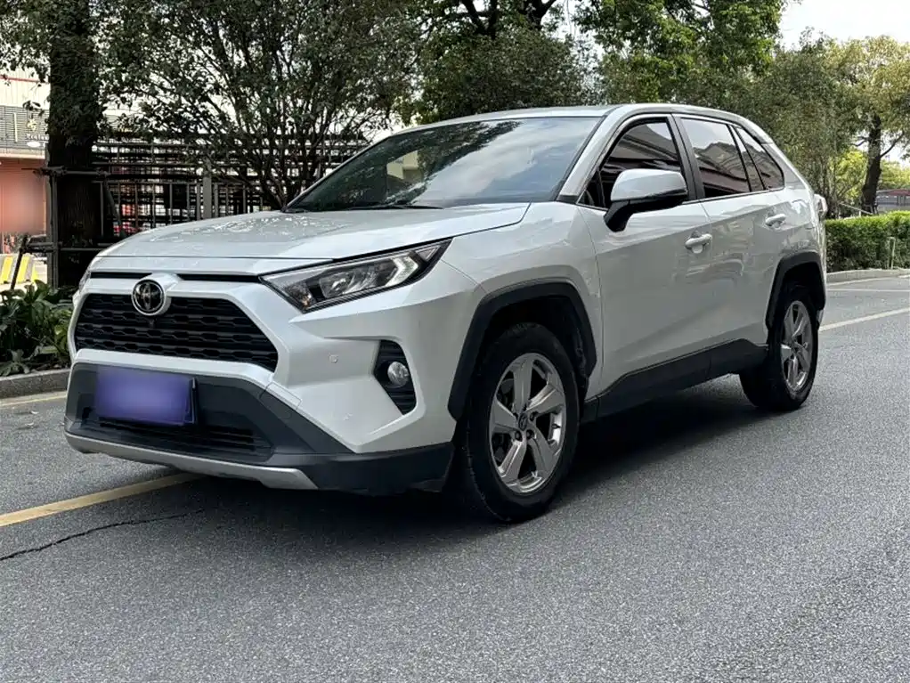 Toyota RAV4 2021 — фото 1
