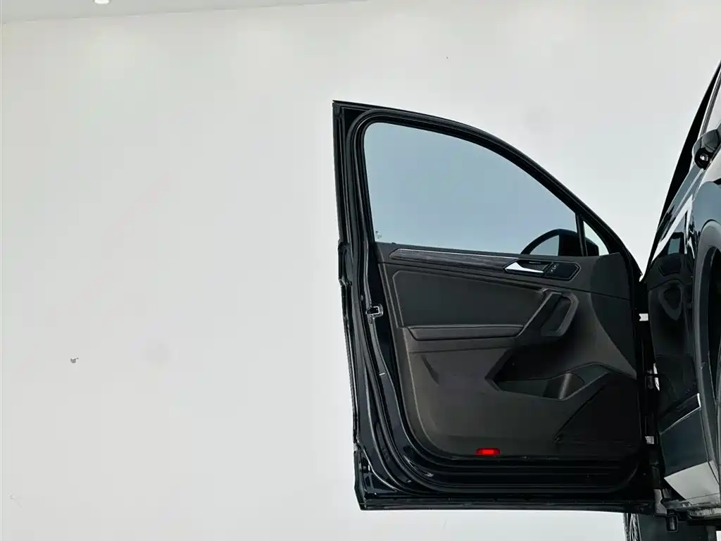 Volkswagen Tiguan L 2018 — фото 12