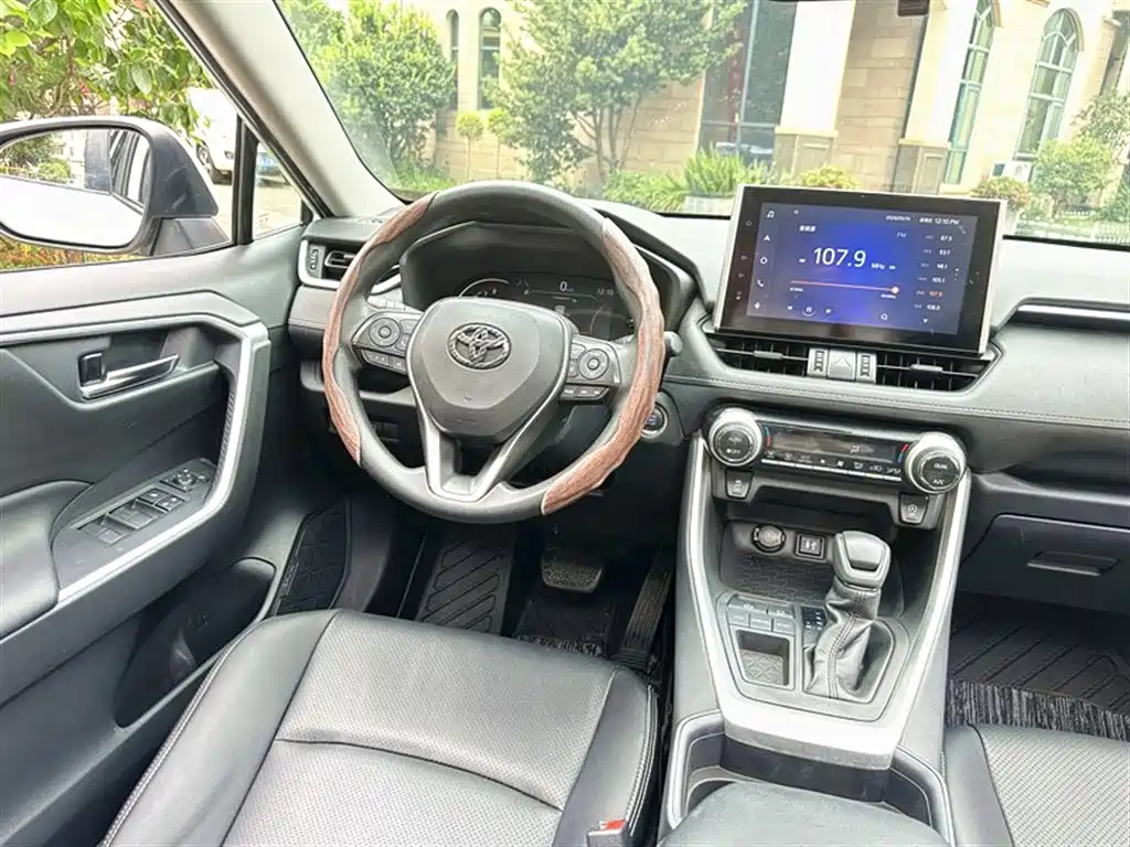 Toyota RAV4 2021 — фото 13