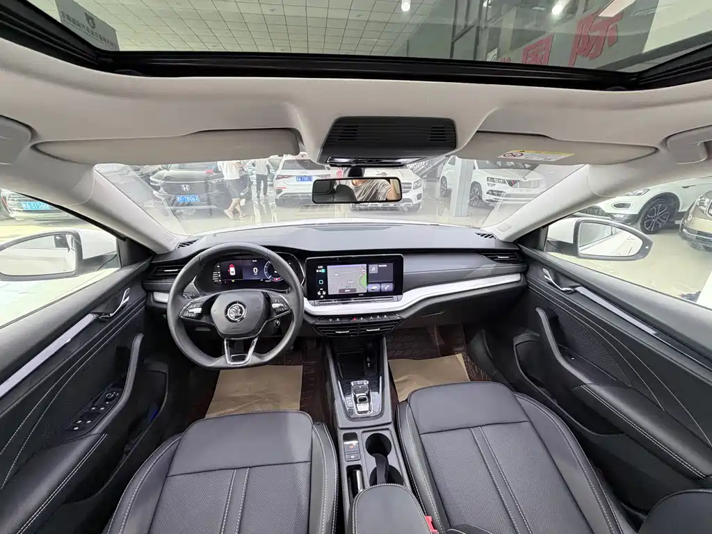 Skoda Octavia 2023 — фото 10