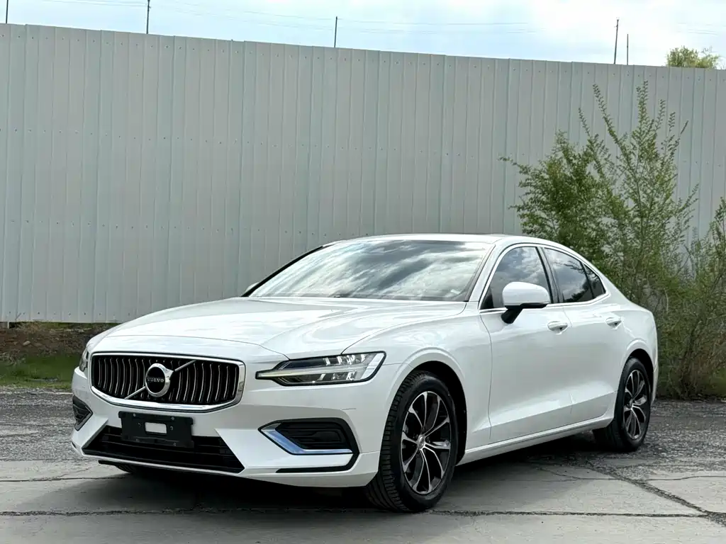 Volvo S60 2022 — фото 1