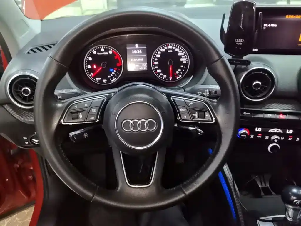 Audi Q2L 2018 — фото 11