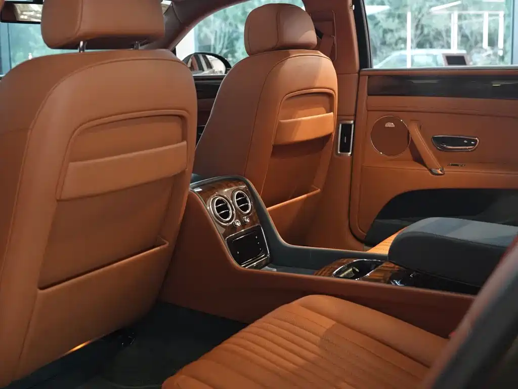 Bentley Flying Spur 2018 — фото 11