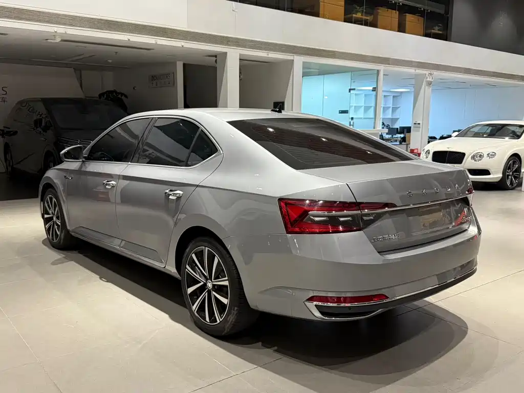 Skoda Superb 2023 — фото 6