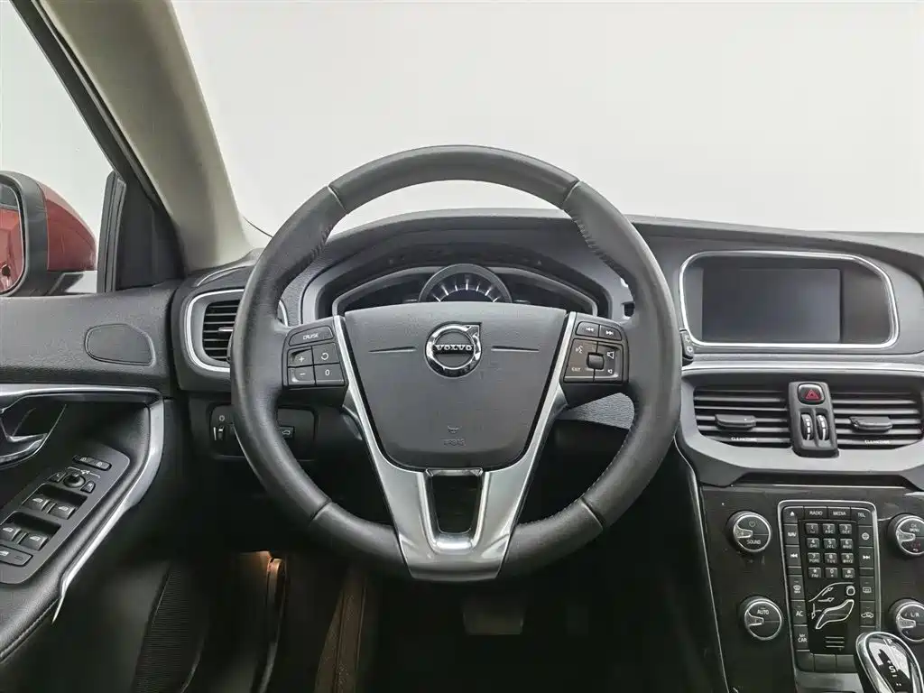 Volvo V40 2018 — фото 11