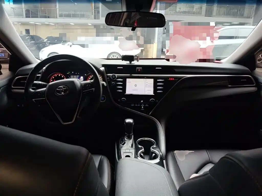 Toyota Camry 2018 — фото 10