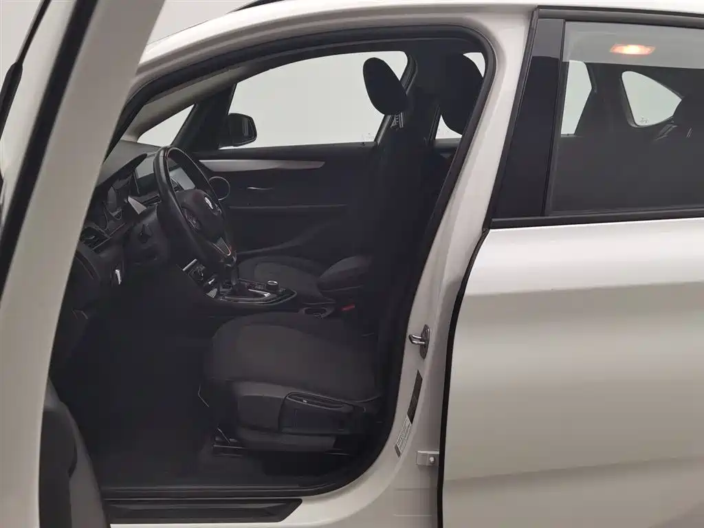 BMW 2 Series Active Tourer 2017 — фото 10