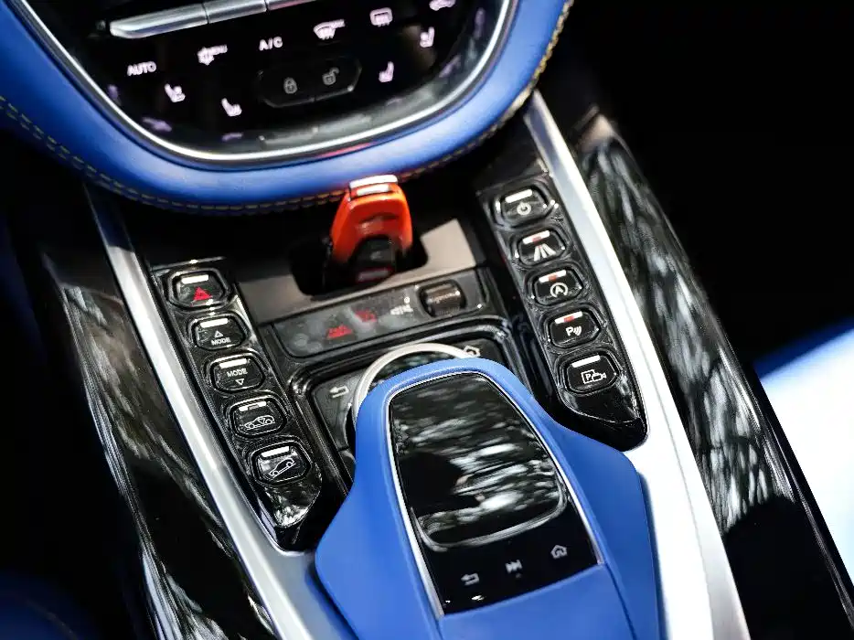 Aston Martin DBX 2021 — фото 14