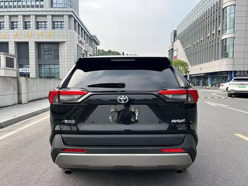 Toyota RAV4 2023 — фото 4